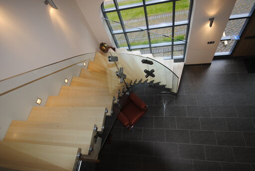 Mistral curve – Curved glass staircase with an open, sculptural effect