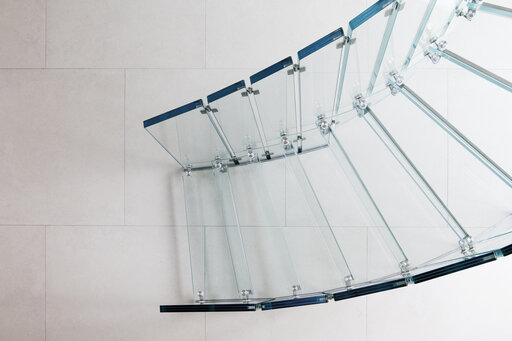 Fly – Curved glass staircase with an open, sculptural effect