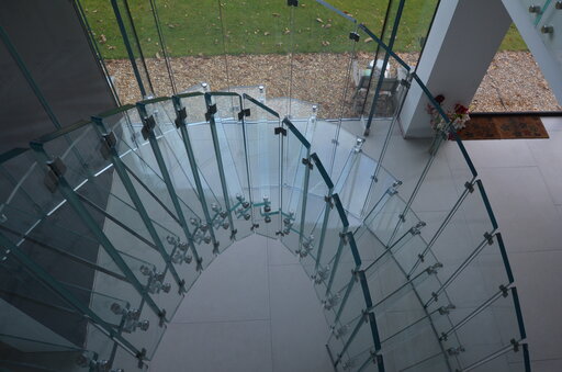 Fly – Curved glass staircase with an open, sculptural effect