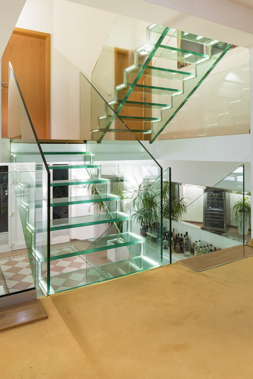 Londra – Floating glass staircase with a minimalist design and LED lighting