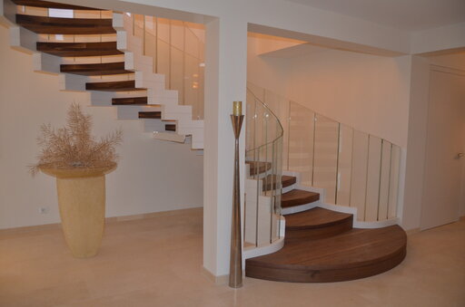 Cobra White – Curved designer staircase with sculptural lines