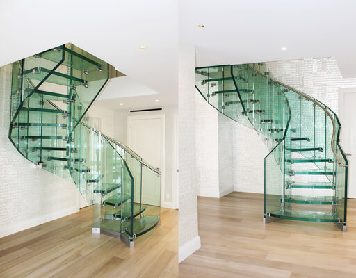 Fly mini – Curved glass staircase with an open, sculptural effect