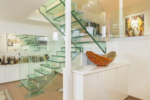 Londra – Floating glass staircase with a minimalist design and LED lighting