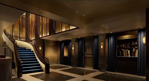 Elegance – Curved wooden staircase with flowing, organic lines