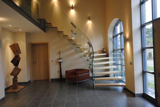 Mistral curve – Curved glass staircase with an open, sculptural effect