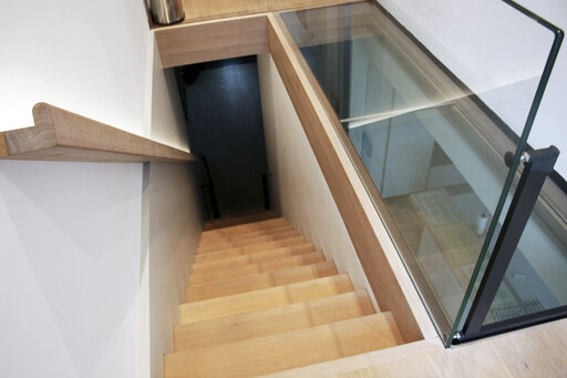 Zig-Zag Shade – Modern glass staircase with clean, transparent architecture