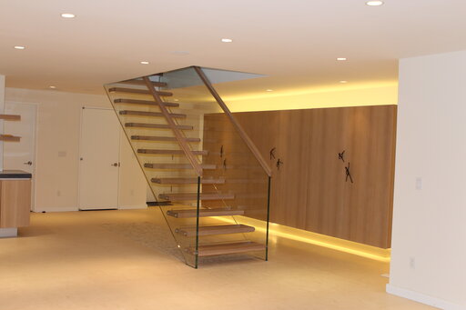 Mistral Float – Floating glass staircase with a transparent, light architectural design