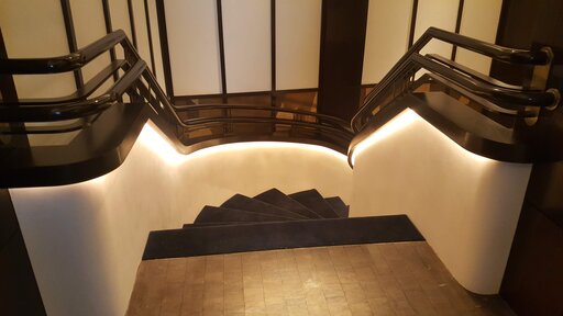 Elegance – Curved wooden staircase with flowing, organic lines