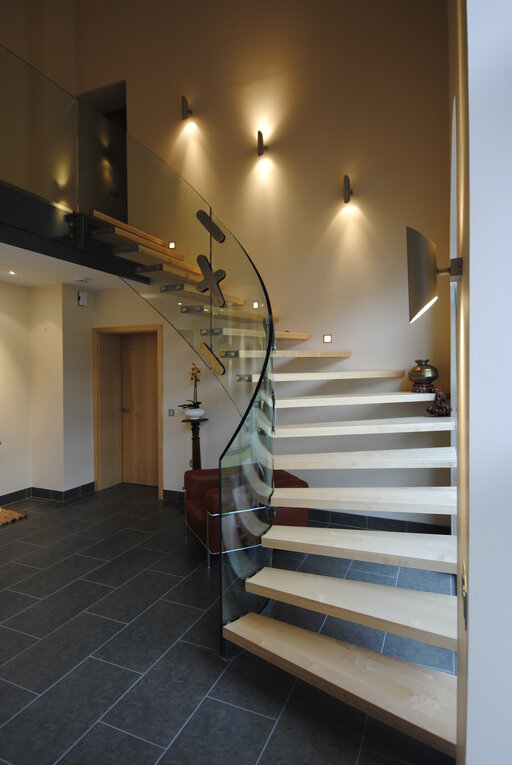 Mistral curve – Curved glass staircase with an open, sculptural effect